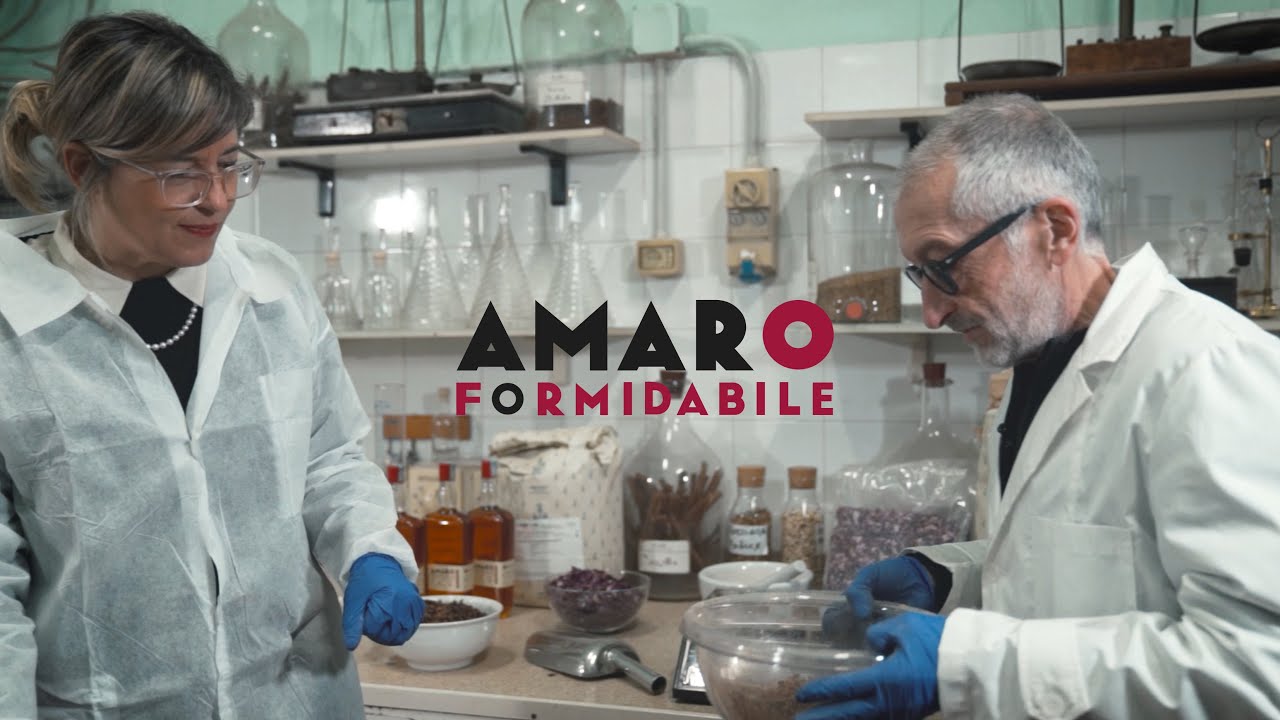amaro con bottiglia a forma di frate