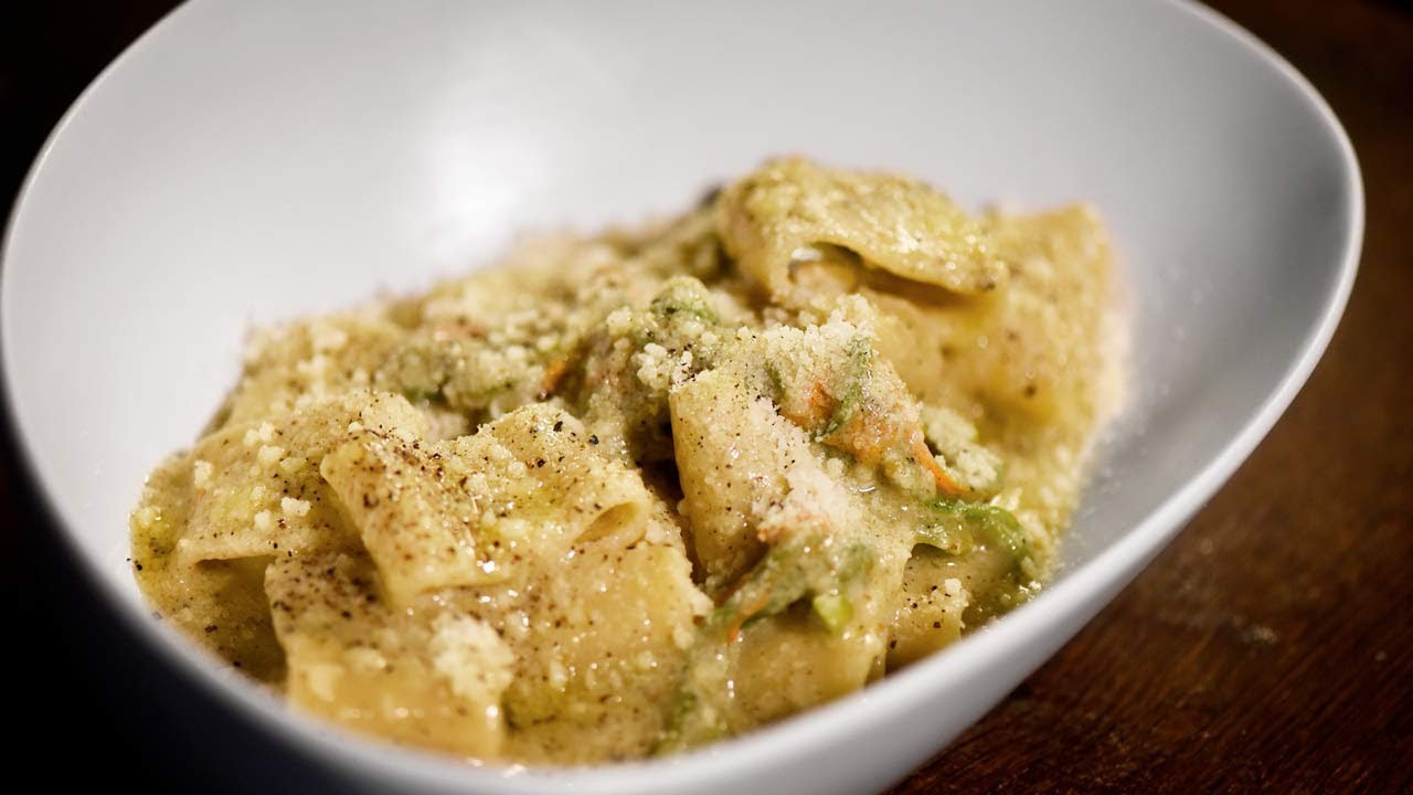 cacio e pepe con fiori di zucca