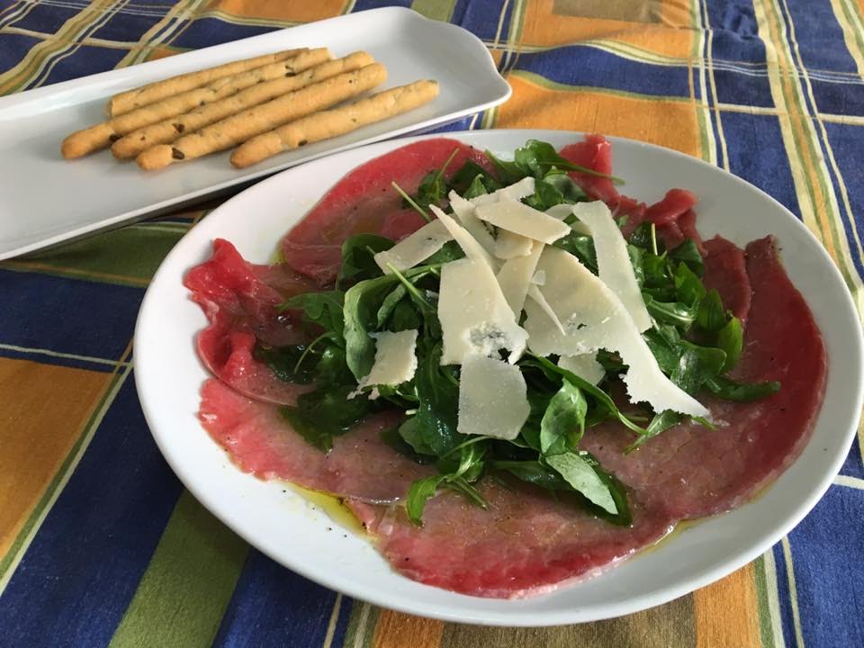 come condire il carpaccio di carne salada