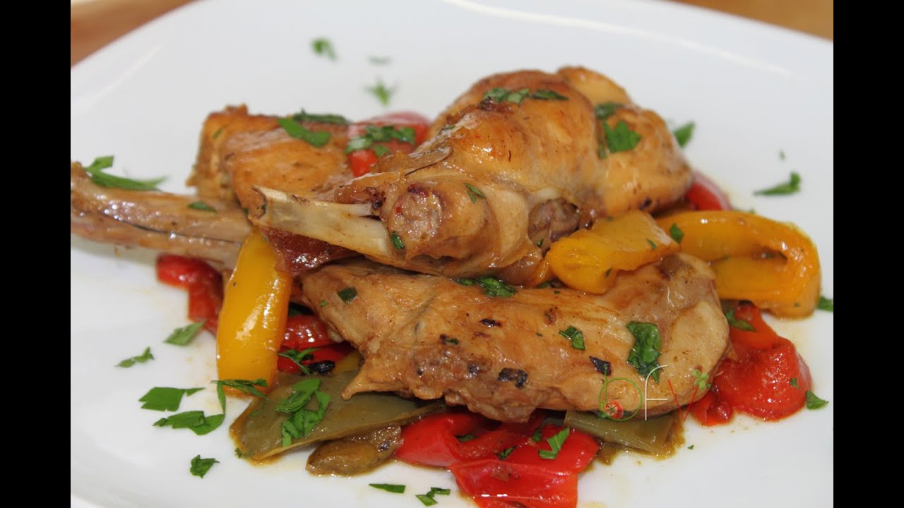 coniglio con peperoni e salsa di pomodoro