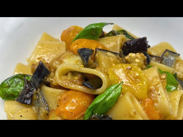 pasta con melanzane e funghi e pomodorini