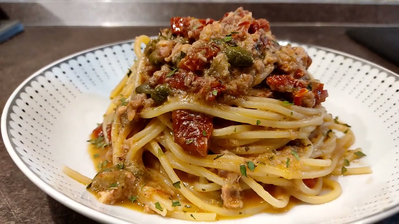 pasta con pomodori secchi acciughe e capperi