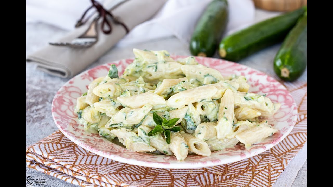 pasta con zucchine e formaggio spalmabile