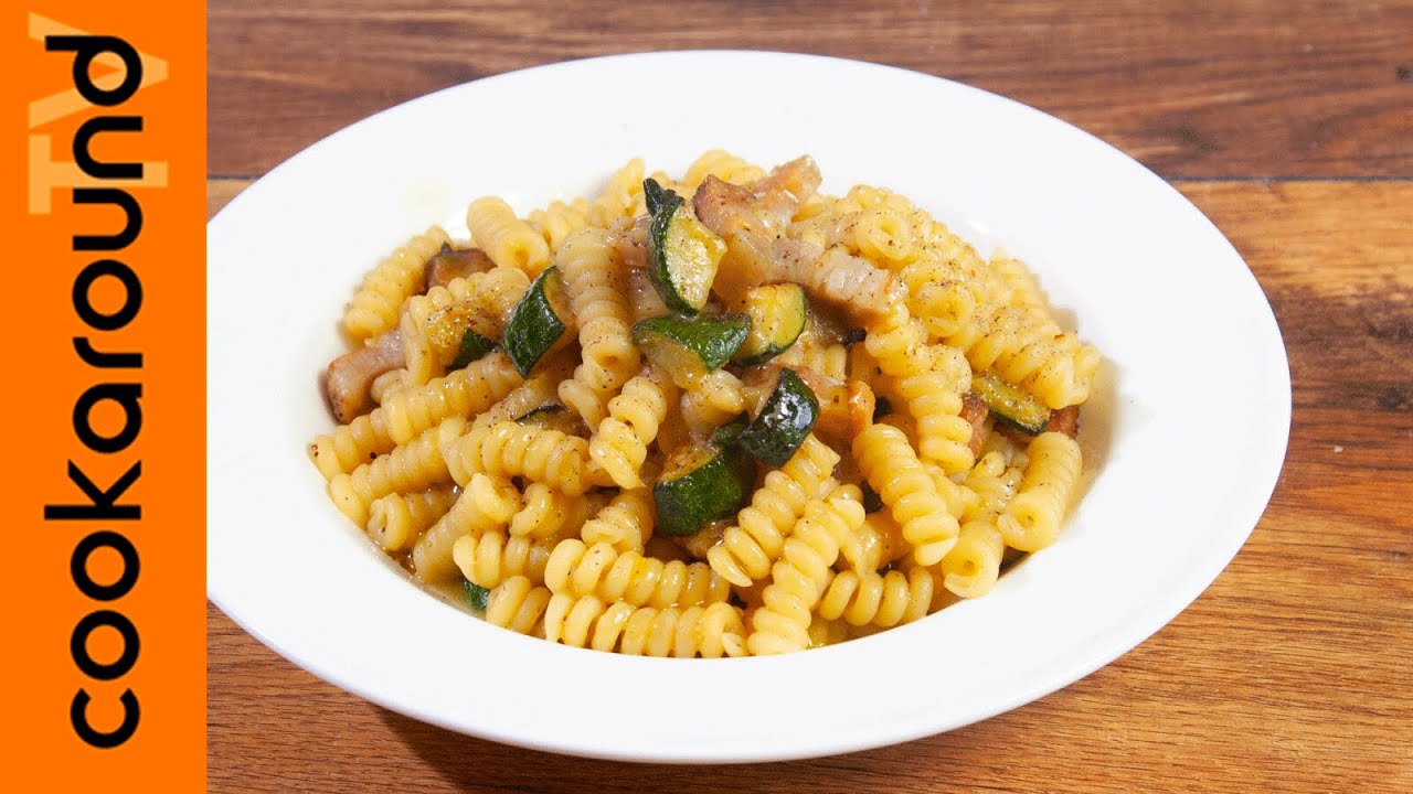 pasta zucchine e pancetta e mozzarella