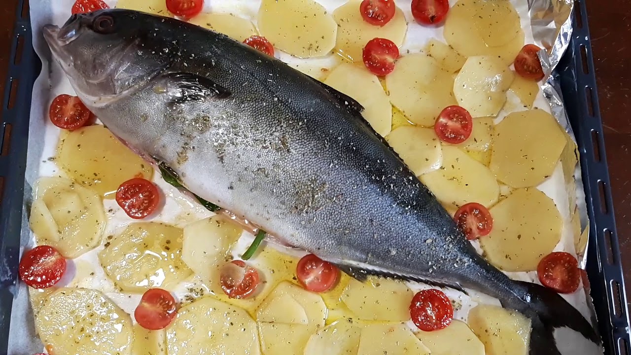 ricetta ricciola al forno con patate e pomodorini