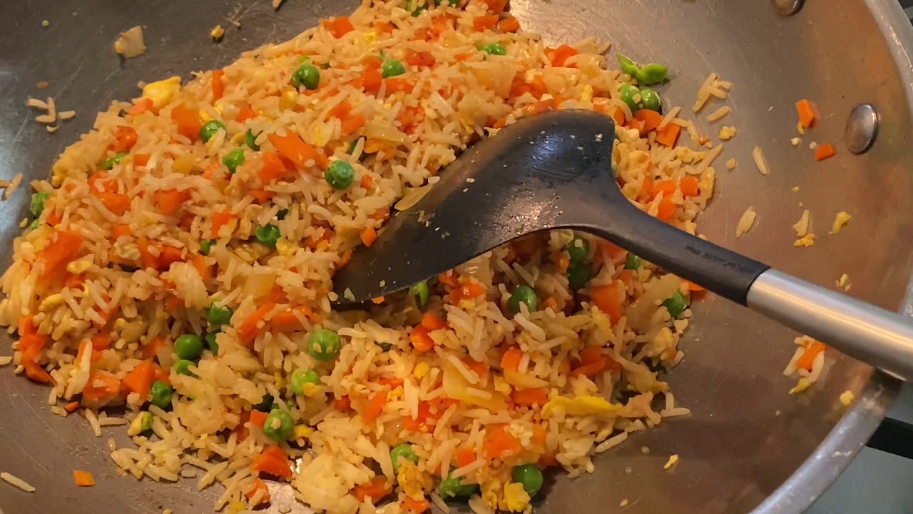 riso thai con verdure e uova