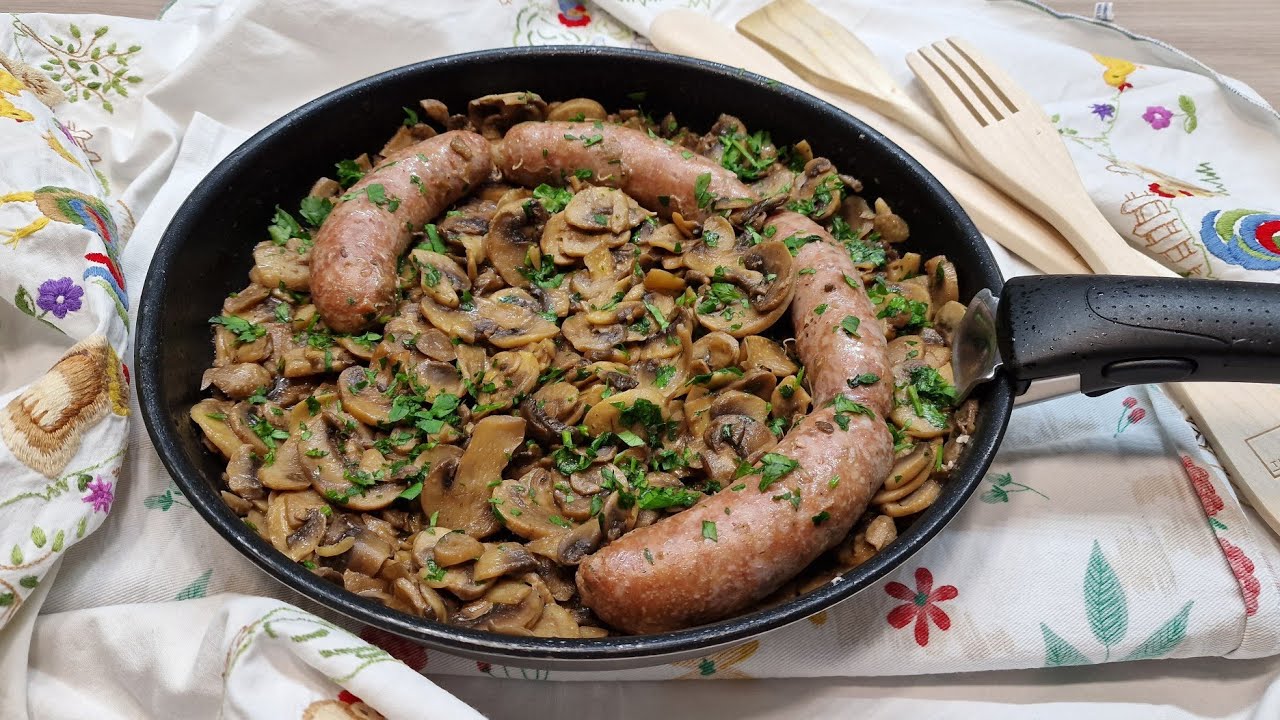 salsiccia e funghi champignon in padella