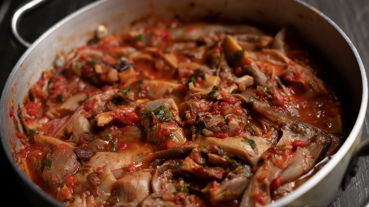 salsiccia funghi e pomodorini in padella