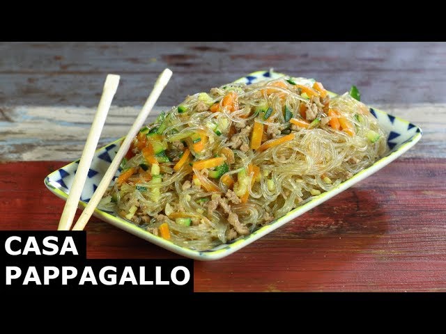 spaghetti di riso con carne e verdure