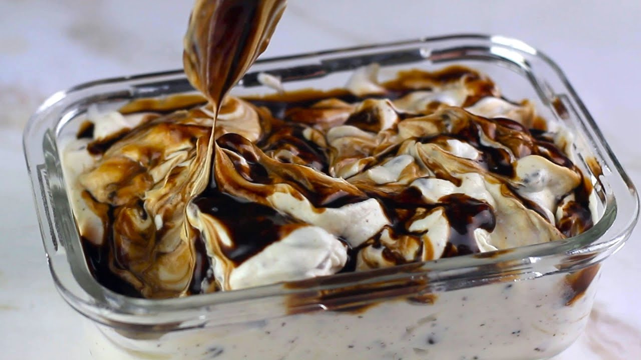 split dolce con gelato e panna montata