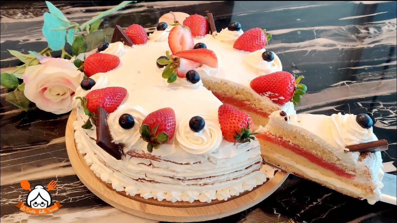 bagna per torta con crema chantilly e fragole