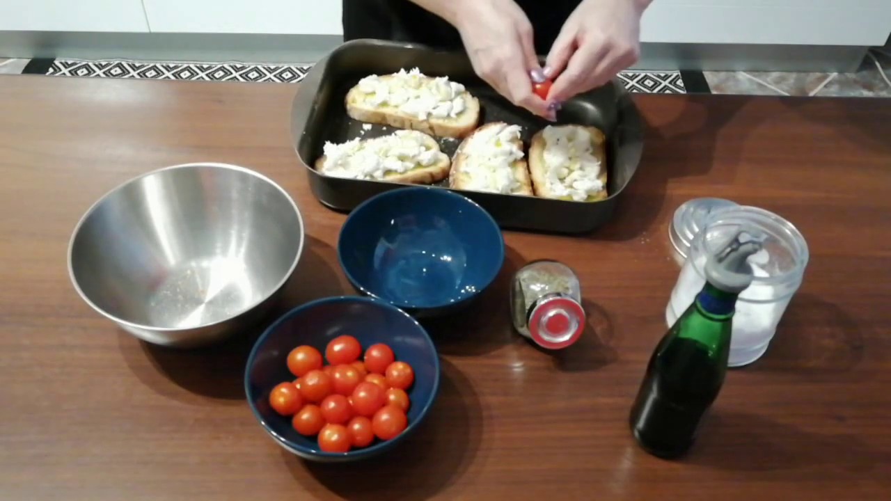 bruschetta al forno con pomodoro e mozzarella