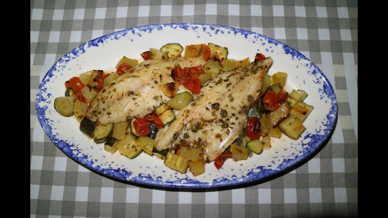 filetto di branzino al forno con patate e zucchine