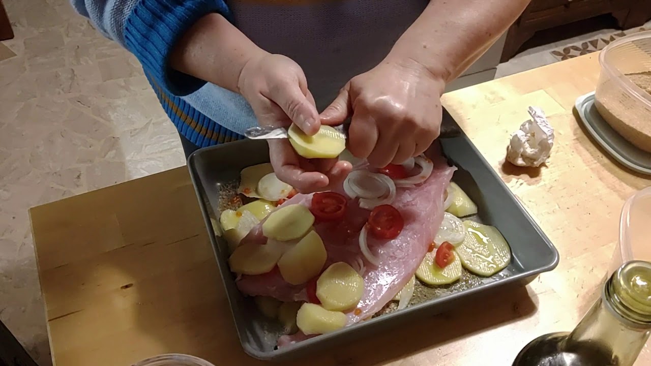 filetto di persico con patate e cipolle al forno