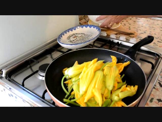 fiori di zucca in padella con pangrattato