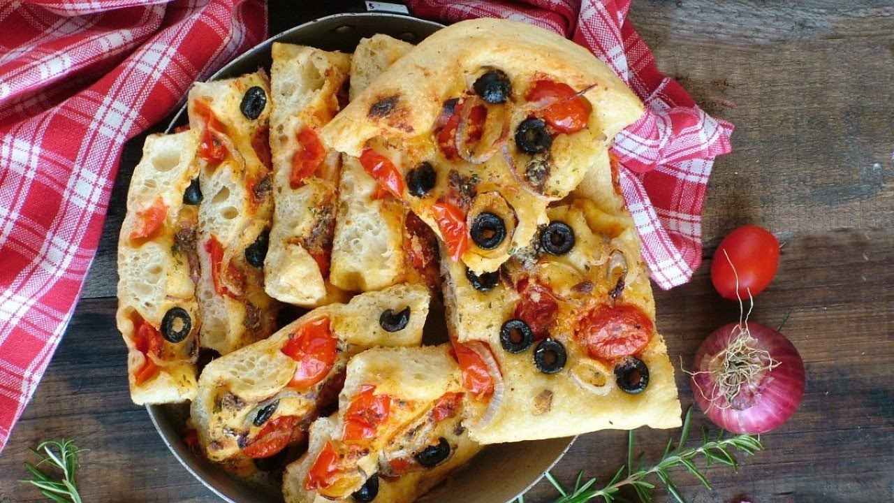 focaccia pugliese cipolle olive nere e pomodorini