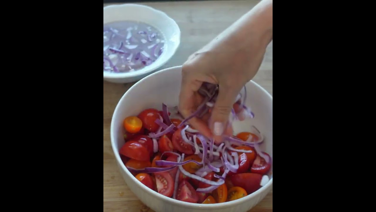 insalata con gamberi pomodori e cipolle cruciverba