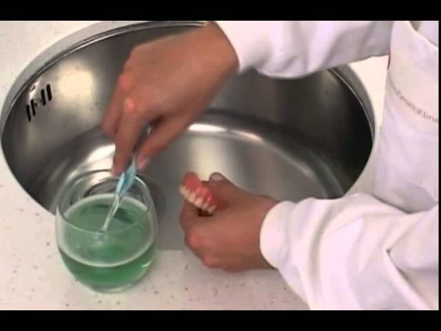 lavare la dentiera con il detersivo dei piatti