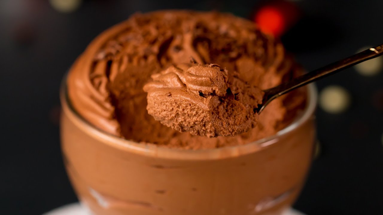 mousse al cioccolato con uova e panna
