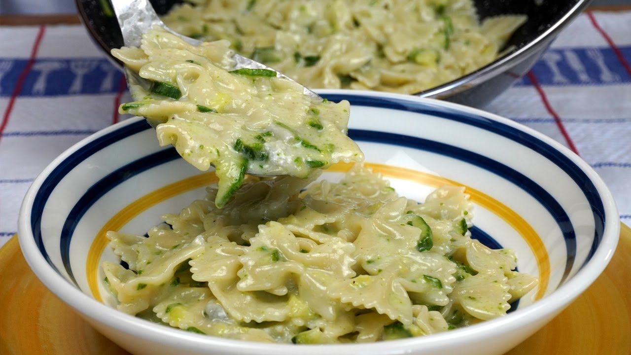 pasta con zucchine gorgonzola e pomodorini