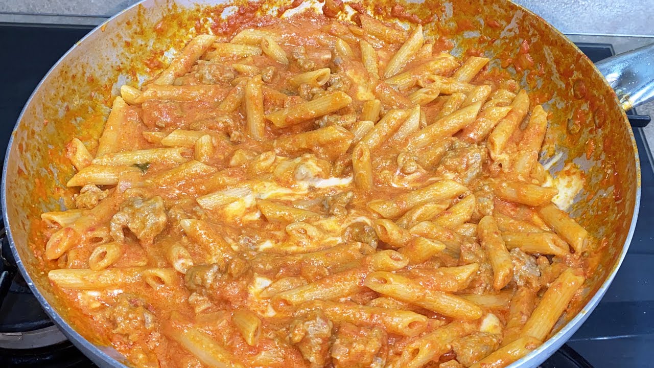 pasta salsiccia e funghi panna e pomodoro