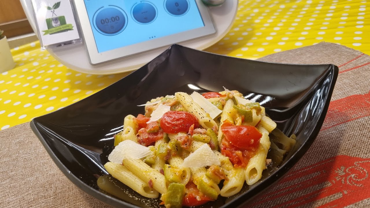 pasta zucchine e speck e pomodorini
