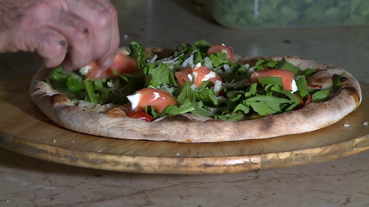pizza con salmone affumicato e mozzarella