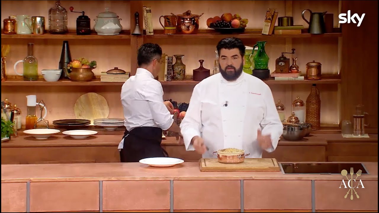 si prepara con pezzetti di pesce e crostacei