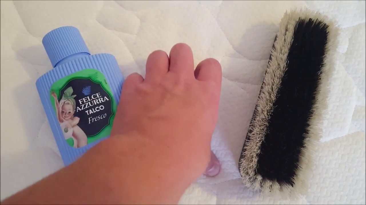 vecchie macchie di sangue sul materasso