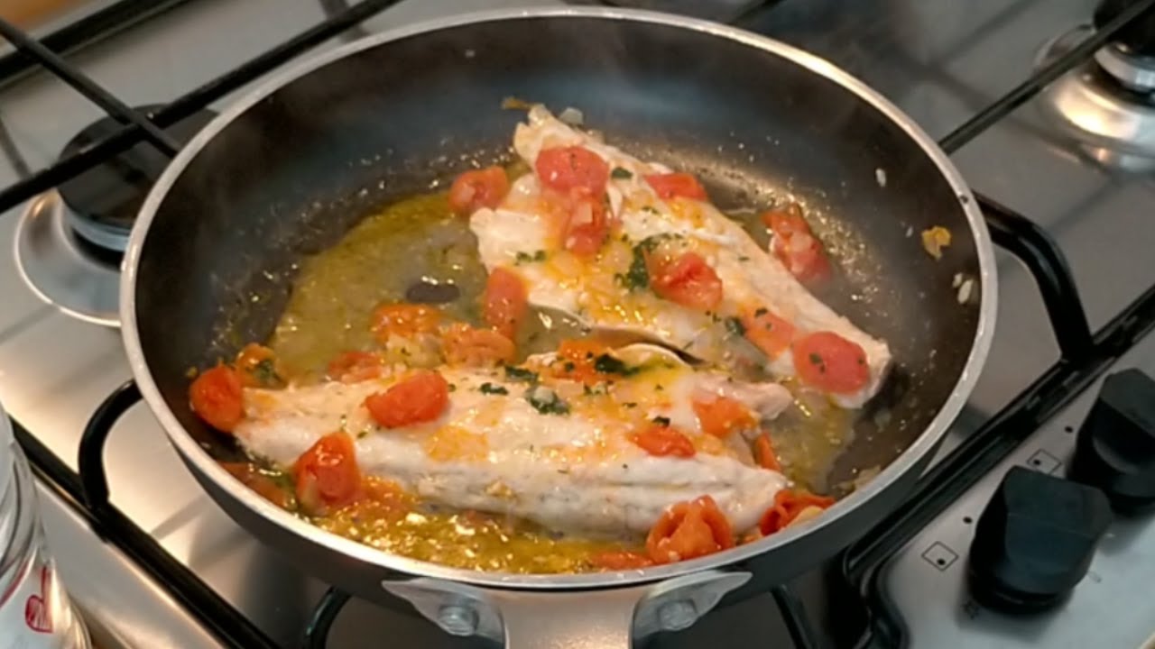branzino in padella con pomodorini e olive