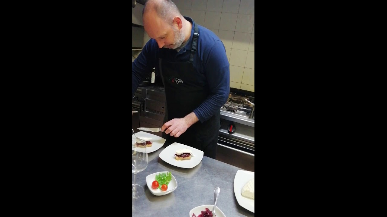 crostini con cipolle caramellate e formaggio