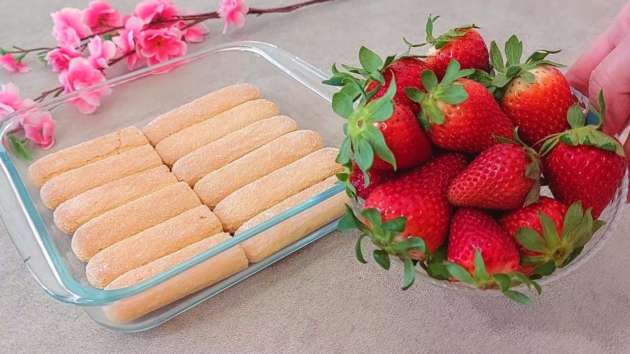 dolce al cucchiaio con fragole e yogurt