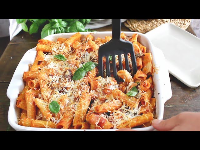 pasta al forno alla siciliana con piselli