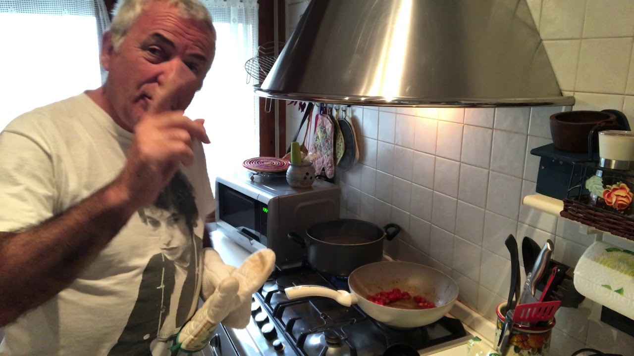 spaghetti con pasta di acciughe e pomodorini